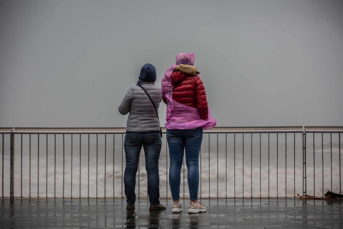 Archivo - Dos mujeres en el paseo marítimo de Barcelona bajo la lluvia