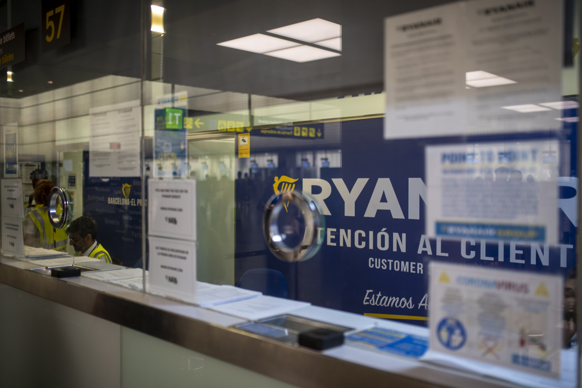 Ventanilla de Ryanair en el Aeropuerto Josep Tarradellas Barcelona-El Prat
