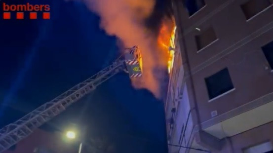Un bombero apagando el fuego en un piso de Ripollet (Barcelona)