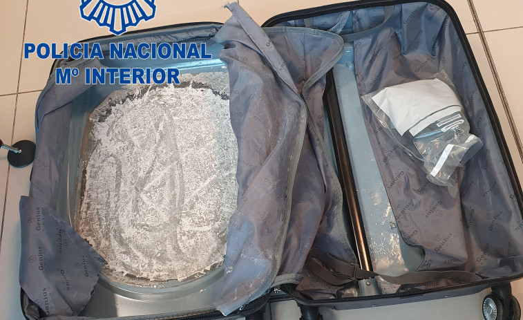 Encuentran 3,5 kilos de cocaína en dobles fondos de dos maletas en un vuelo procedente de Colombia