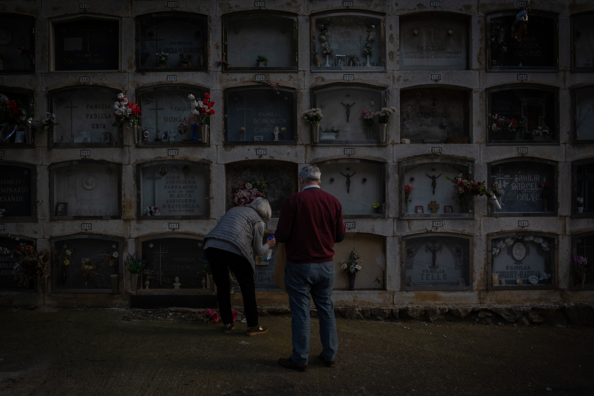 EuropaPress 3405057 dos personas colocan flores nicho cementerio montjuic barcelona catalunya