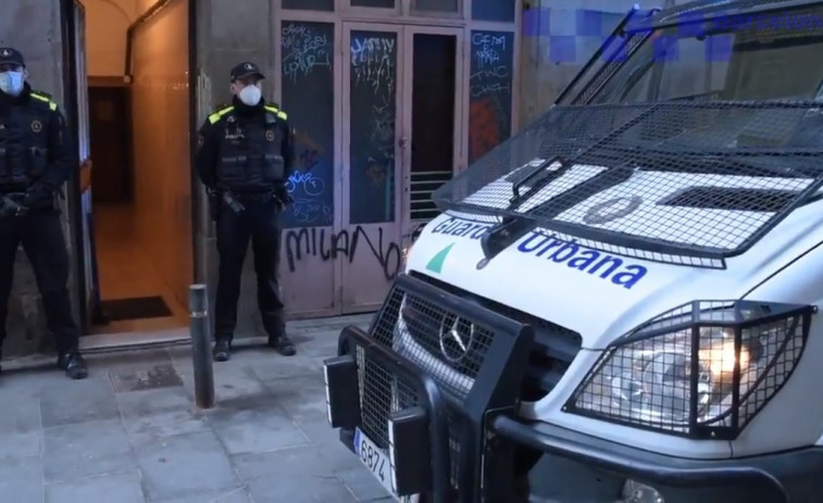 Los vecinos del Raval documentan 55 puntos de venta de droga en el barrio