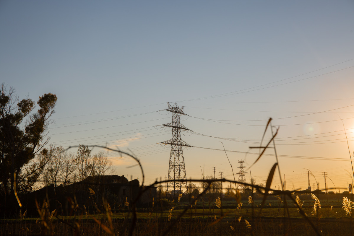 Un poste eléctrico, a 12 de enero del 2021, en Barcelona, Cataluña (España). Según los datos provisionales del Operador del Mercado Ibérico de Energía (OMIE), el precio promedio de la luz para l