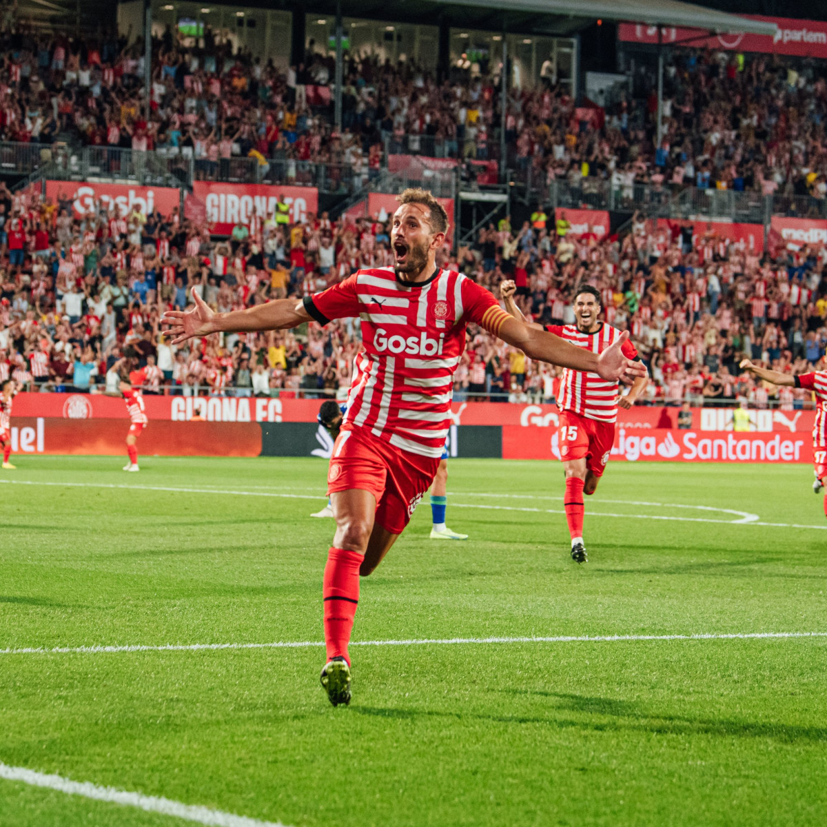 Stuani celebrando el primero