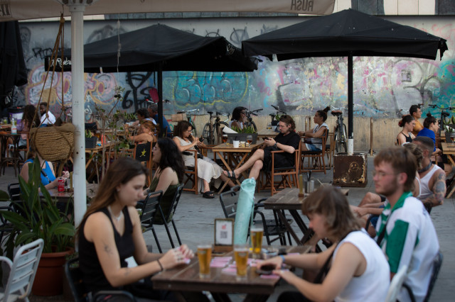 Ciutat Vella amplía las calles en las que restaurantes y terrazas cerrarán una hora antes