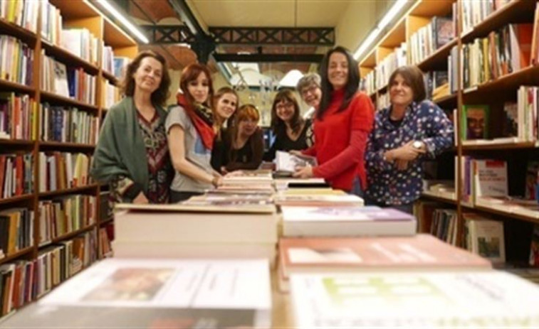 BarnaSants celebra el cuarto de siglo de la librería Pròleg con un concierto feminista