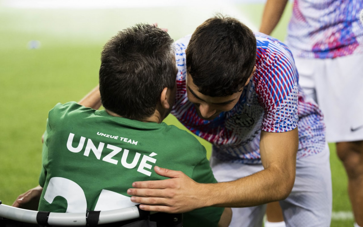 El abrazo de Pedri a Unzue