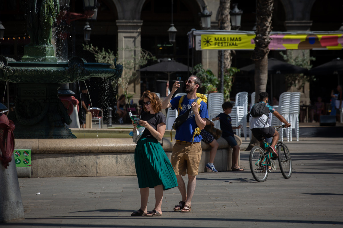 EuropaPress 3873640 dos turistas plaza real barcelona agosto 2021 barcelona catalunya espana (1)