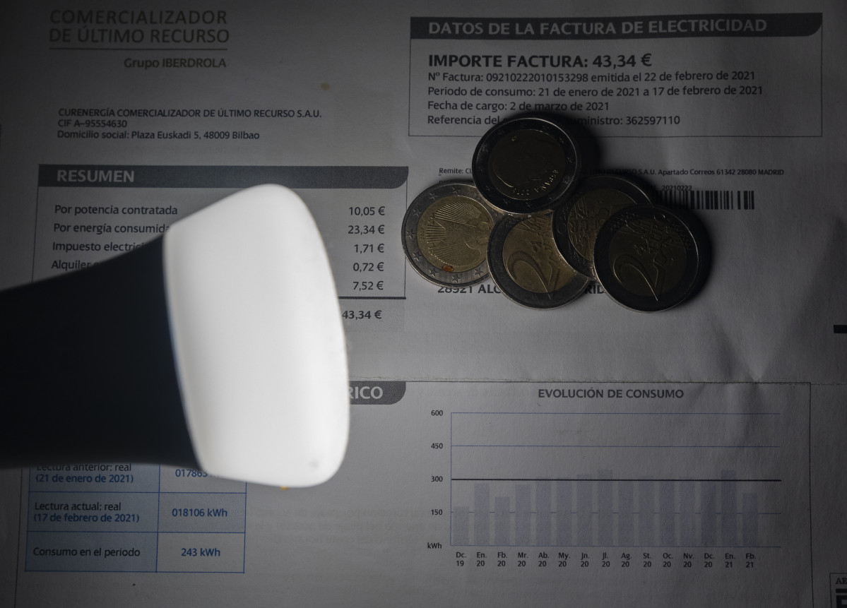Archivo - Una lámpara refleja el importe de una factura el día en que el precio de la luz ha marcado un mínimo por primera vez en dos meses, a 27 de diciembre de 2021, en Madrid, (España).