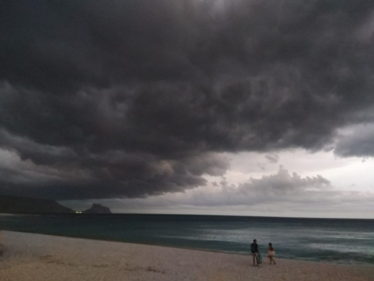 La tormenta se aproxima a Altea (Alicante)