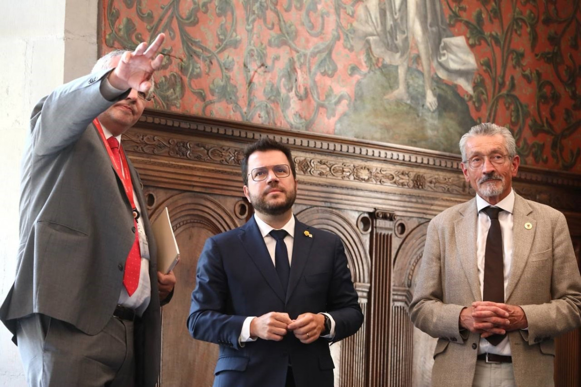El presidente de la Generalitat, Pere Aragonès, junto al presidente del Parlamento del cantón de Ginebra, Jean-Luc Forni, durante un viaje institucional en Ginebra.