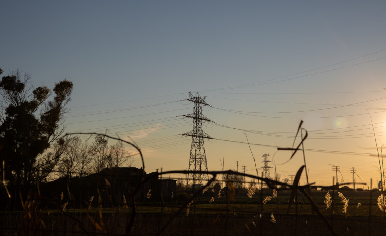 El precio de la luz baja este jueves un 4,15%, hasta los 456,59 euros/MWh