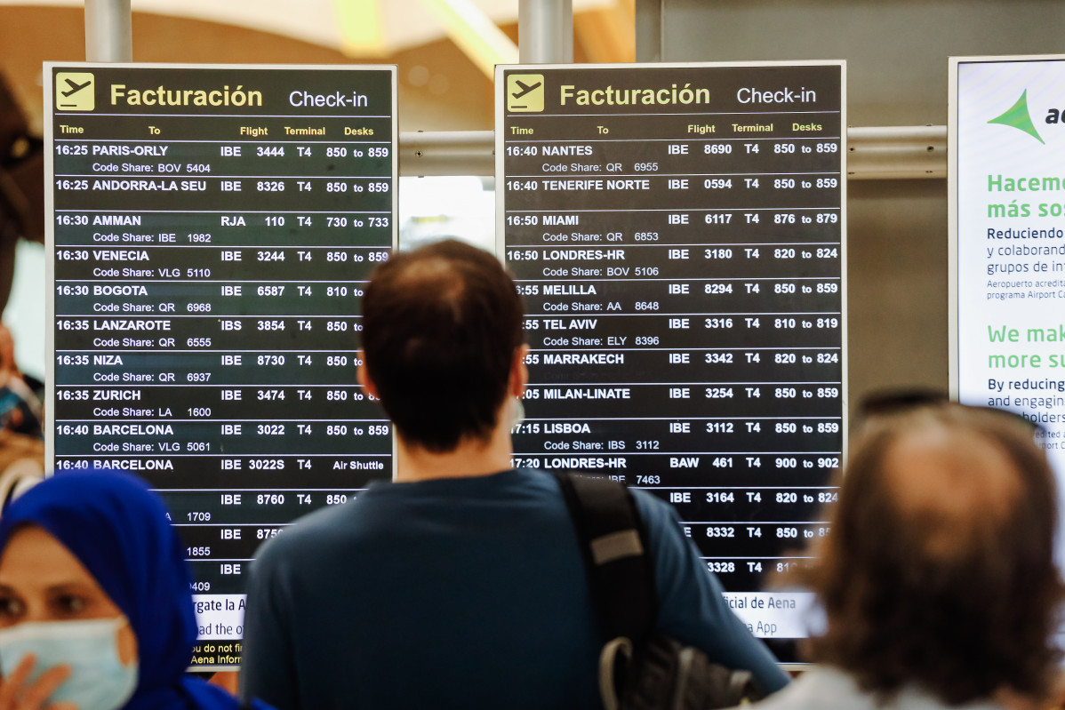 EuropaPress 4548012 pasajeros observan pantallas vuelos terminal aeropuerto adolfo suarez