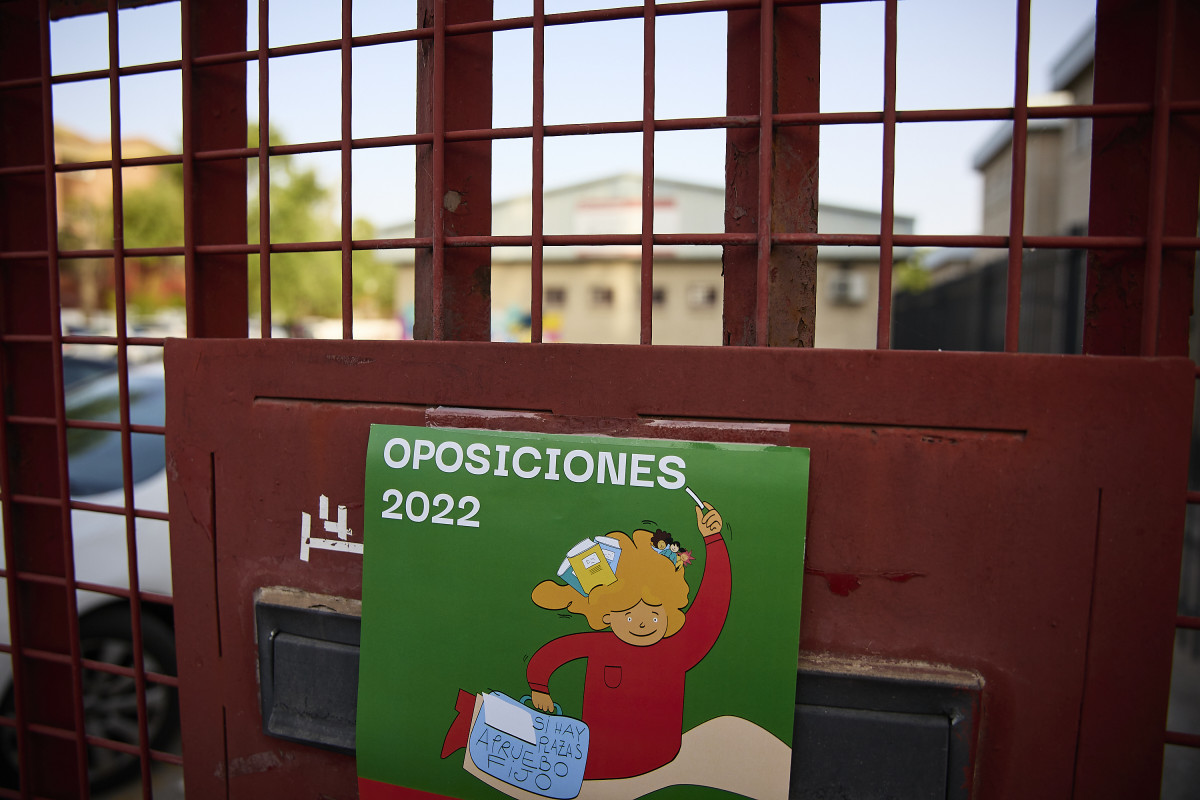 EuropaPress 4526645 carteles reza oposiciones 2022 si hay plazas apruebas fijo ies butarque 18