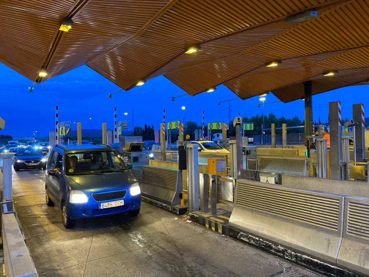 Levantamiento de barreras en el peaje de la AP-7 en La Roca del Vallès (Barcelona).