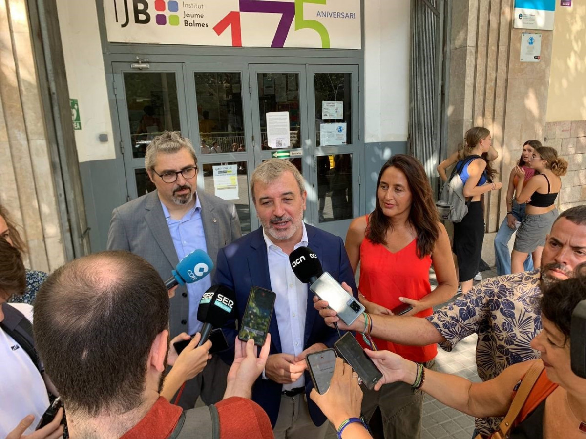 El primer teniente de alcalde de Barcelona, Jaume Collboni; la diputada socialista Esther Niubó y el concejal de Infancia, Juventud, Personas Mayores y Personas con Discapacidad, Joan Ramon Riera, en
