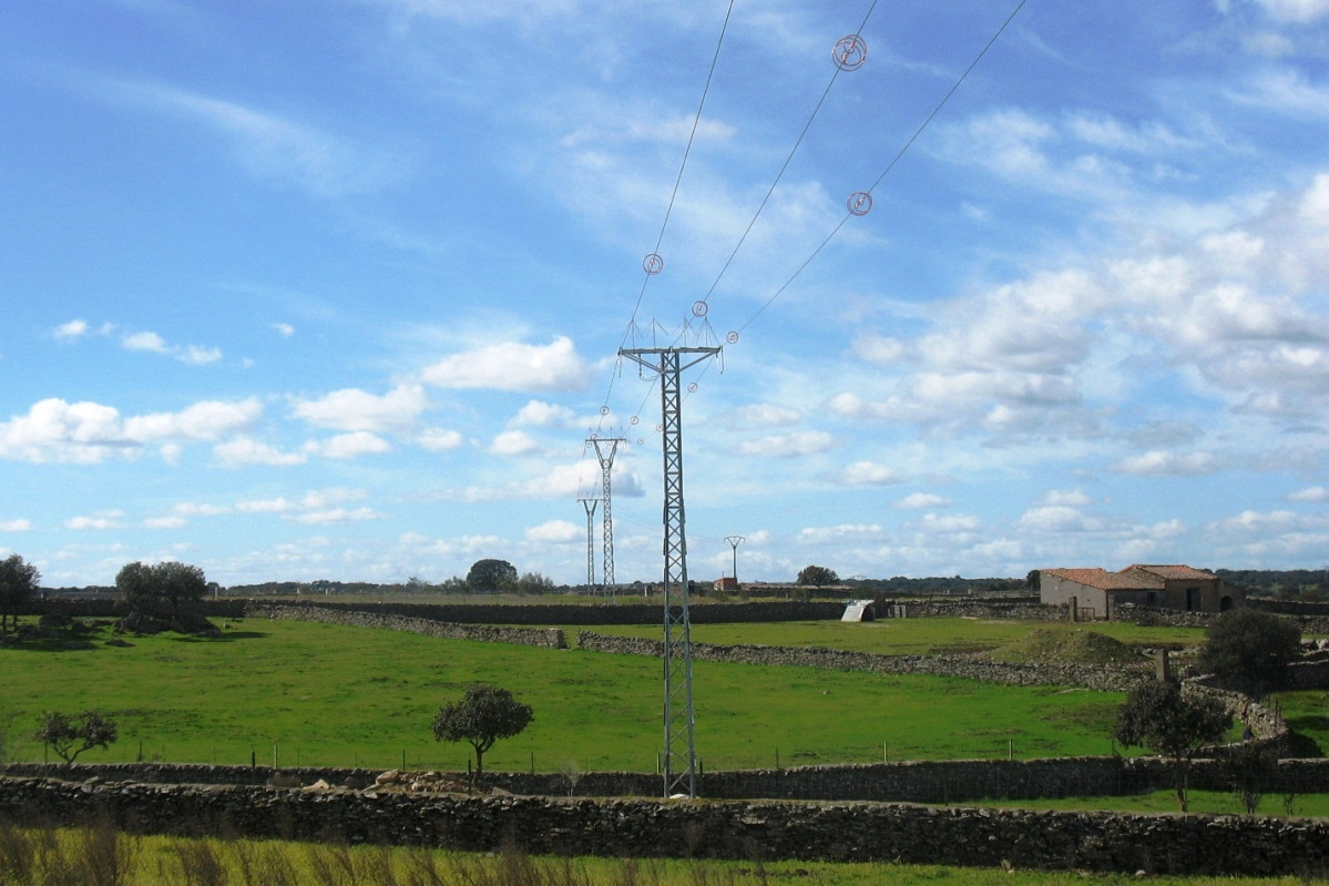 Archivo - Torres eléctricas