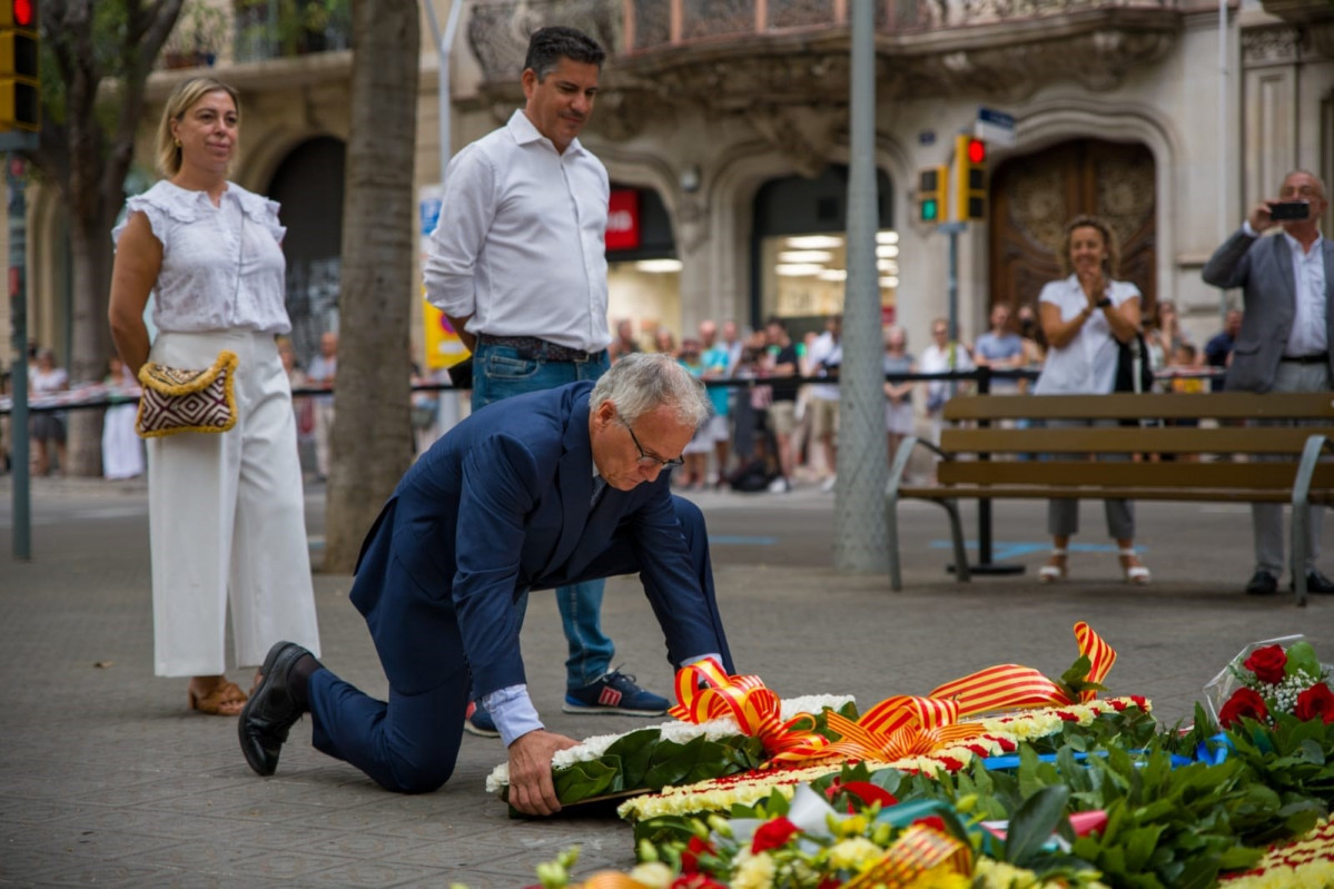 El líder del PP en el Ayuntamiento de Barcelona, Josep Bou, realiza una ofrenda floral al monumento de Rafael Casanova con motivo de la Diada entre gritos de 'fascista' y silbidos.