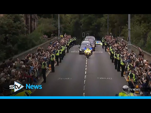 VÍDEO: El féretro de Isabel II llega al Palacio de Holyroodhouse en Edimburgo con miles de personas en las calles