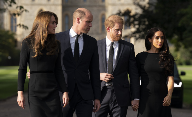 El príncipe Harry se despide de su abuela, la reina Isabel II: 