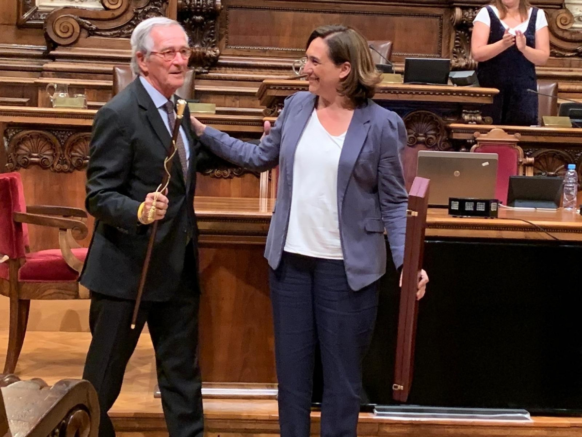 EuropaPress 2202541 xavier trias recibe vara mando honor mano ada colau ultimo pleno concejal