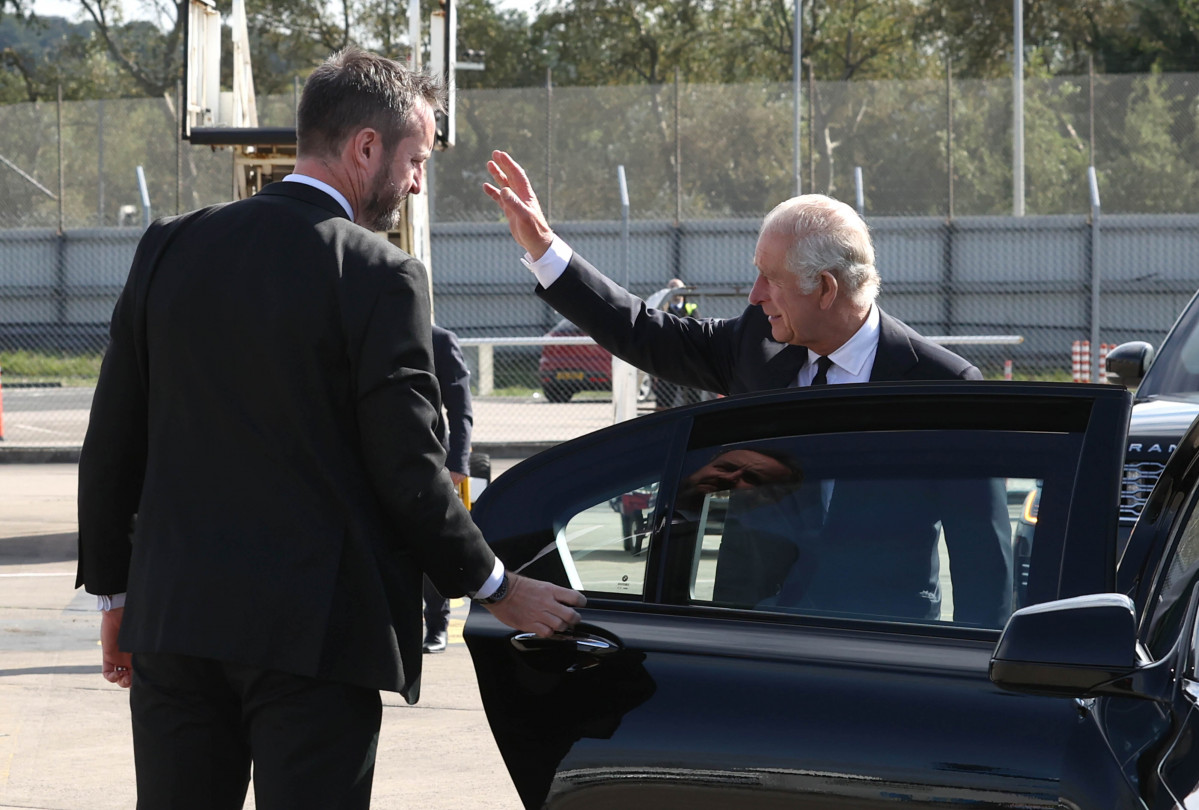EuropaPress 4681225 13 september 2022 united kingdom belfast king charles iii waves to
