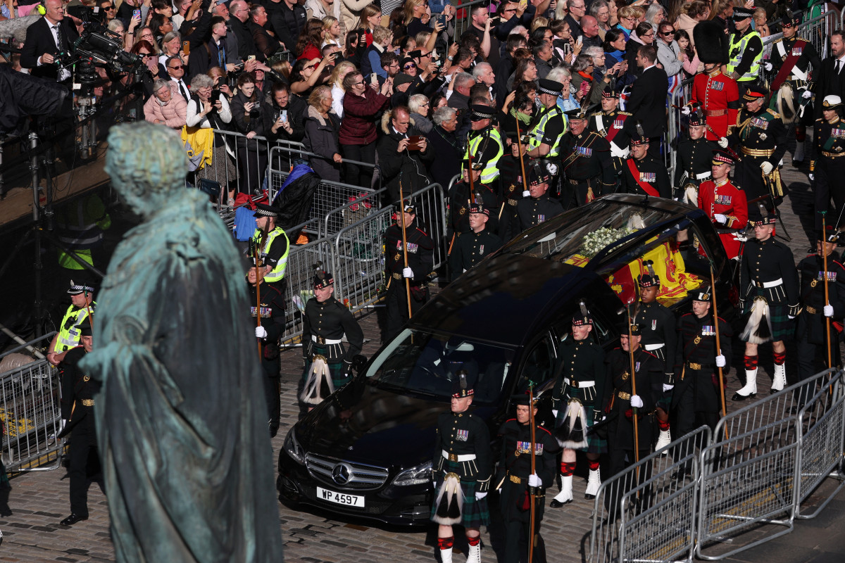 EuropaPress 4680268 12 september 2022 united kingdom edinburgh the hearse carrying the coffin