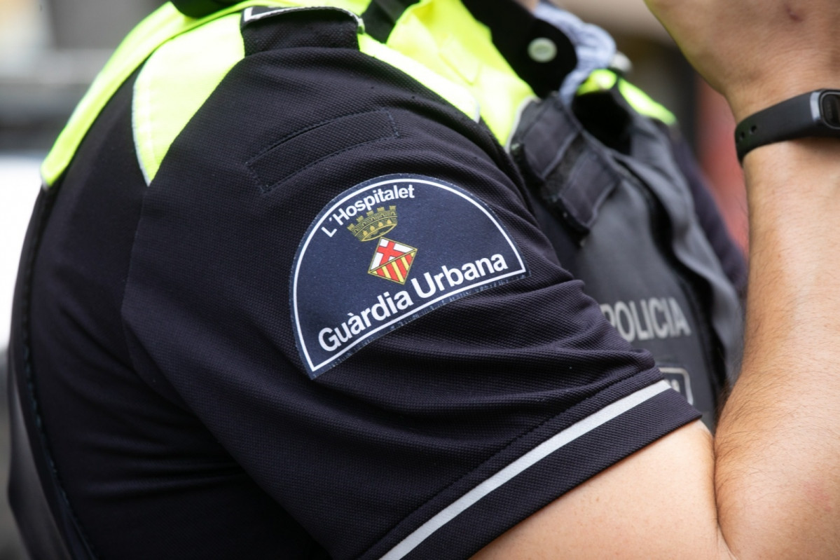 Un agente de la Guardia Urbana de L'Hospitalet de Llobregat (Barcelona).
