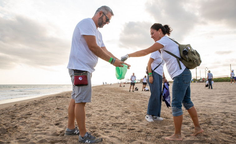 Estrella Damm y Fundació Cram organizan una limpieza colectiva de la playa de El Prat