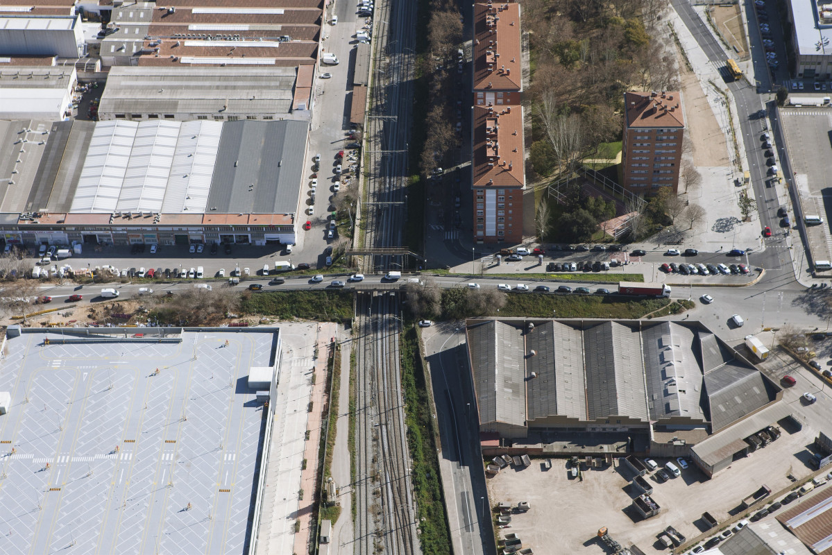 Archivo - Vista aérea del puente de Santander en Barcelona.