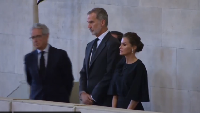 Los Reyes acuden a despedirse de la reina Isabel II