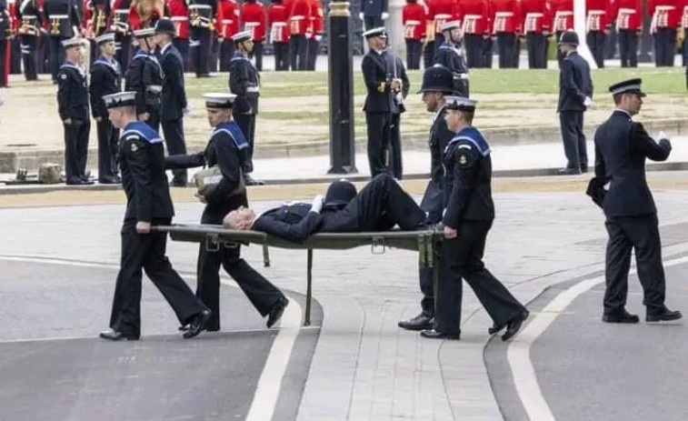Un policía se desploma en el funeral de Isabel II y es trasladado en camilla