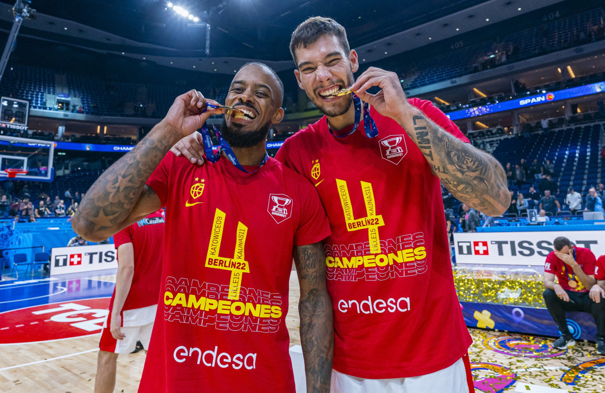 EuropaPress 4691734 willy hernangomez lorenzo brown celebran eurobasket 2022