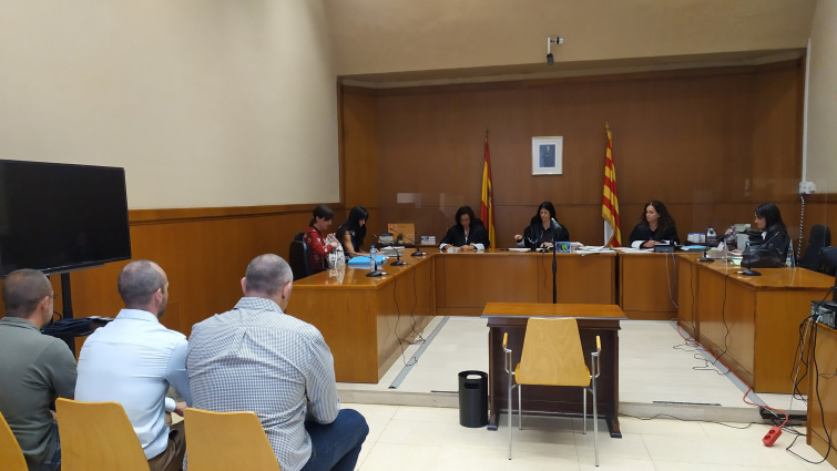 Tres hombres reconocen apalizar a tres antifascistas en Barcelona al grito de 'sieg heil'