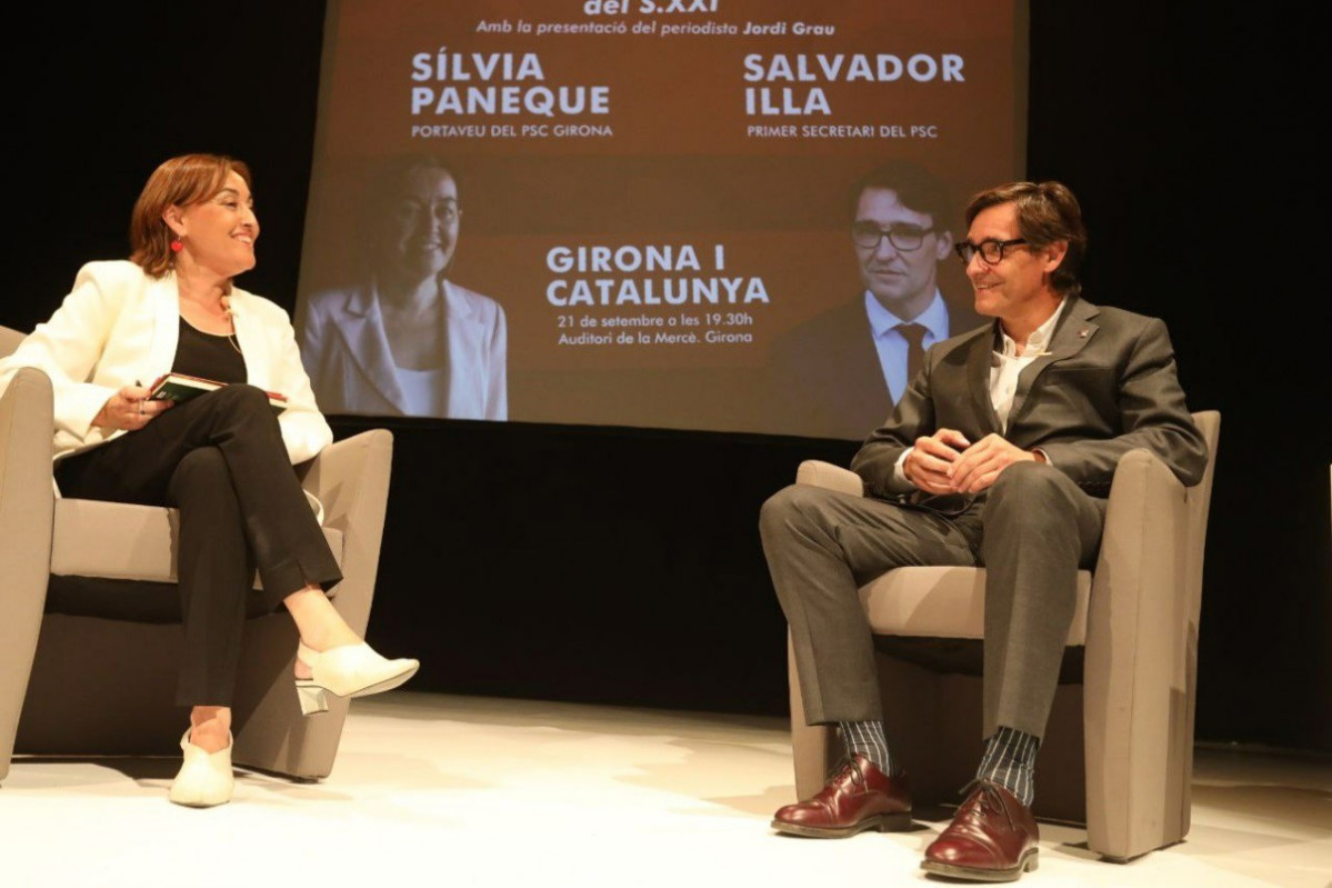La candidata del PSC en Girona, Sílvia Paneque, con el primer secretario del PSC, Salvador Illa