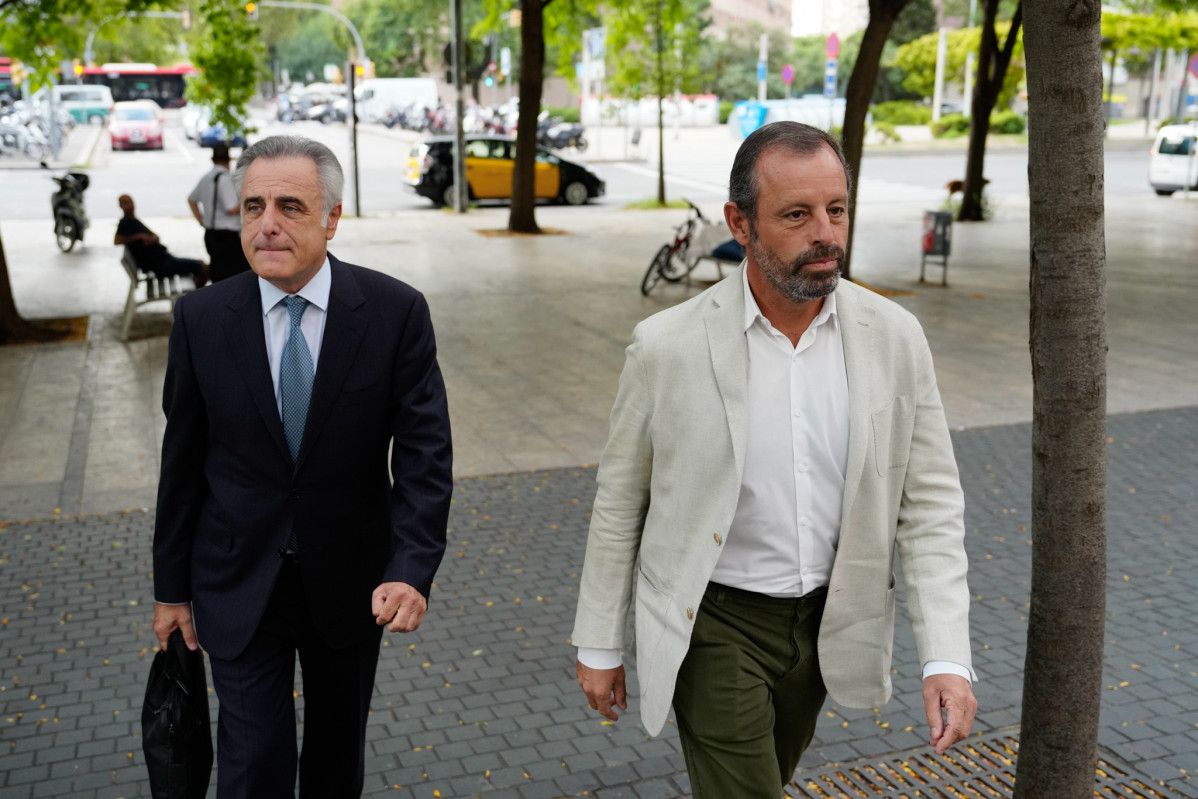 El expresidente del FB Barcelona, Sandro Rosell (d), a su llegada al juicio por un presunto delito contra Hacienda, en el juzgado de lo penal 3 de Barcelona, a 12 de septiembre de 2022, en Barcelona, 