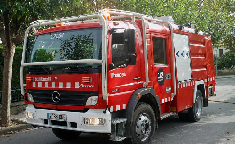 Un incendio quema una gasolinera abandonada en Barcelona