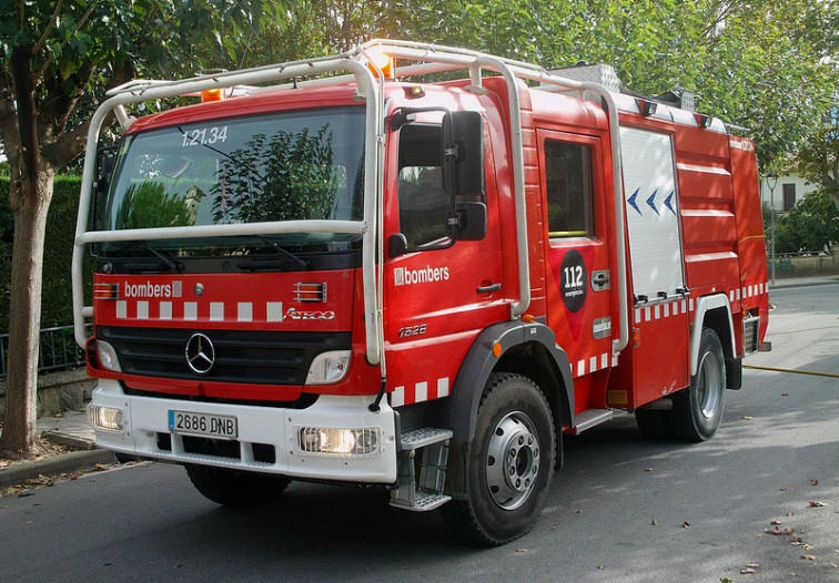 Heridos dos jóvenes en una explosión en un piso de Camarles