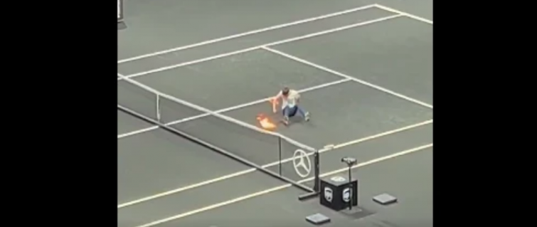 VÍDEO | Un hombre salta a la pista de la Laver Cup con un brazo en llamas