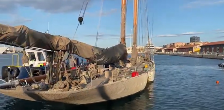 VÍDEO: | Así han reflotado el velero atrapado en el Port de Tarragona