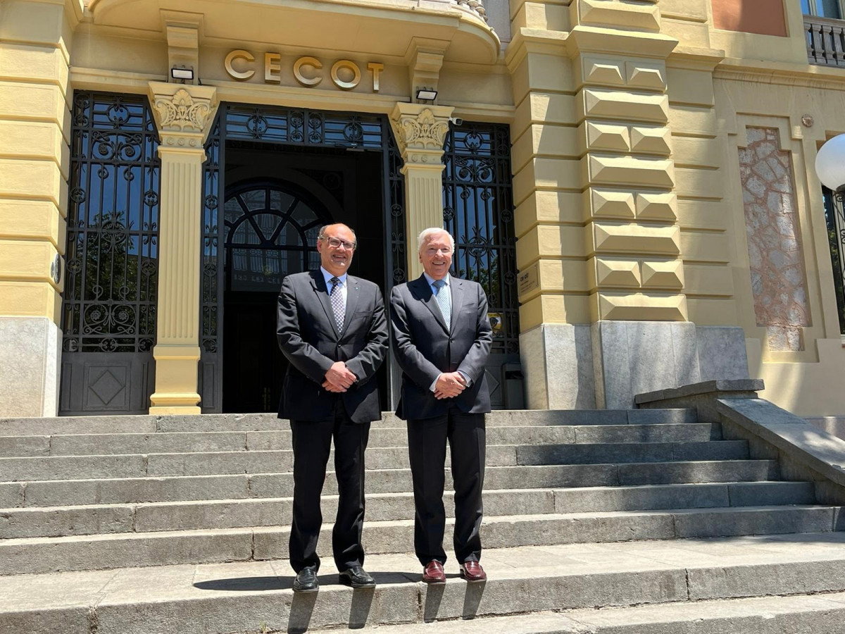 Archivo - El nuevo presidente de Cecot, Xavier Panés, junto a su antecesor, Antoni Abad, en junio