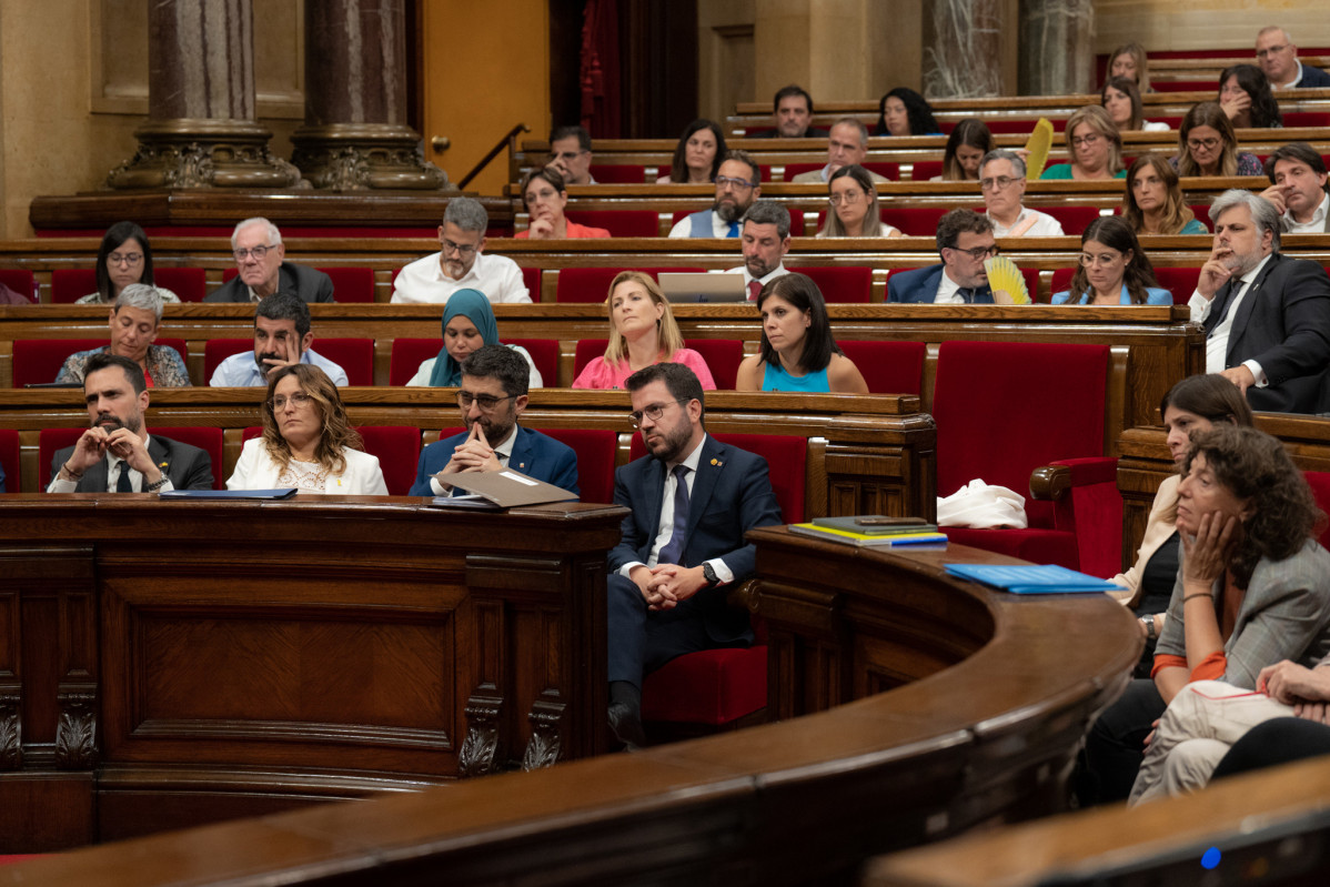 El president de la Generalitat, Pere Aragonès (c), al término del debate de política general anual, en el Parlament de Catalunya, a 27 de septiembre de 2022, en Barcelona, Cataluña (España).