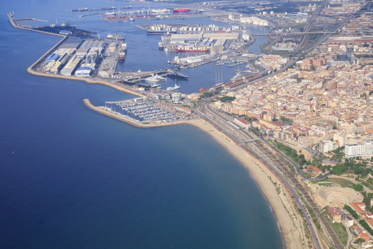 Las estibadoras del Port de Tarragona celebran que los empleados trabajen 