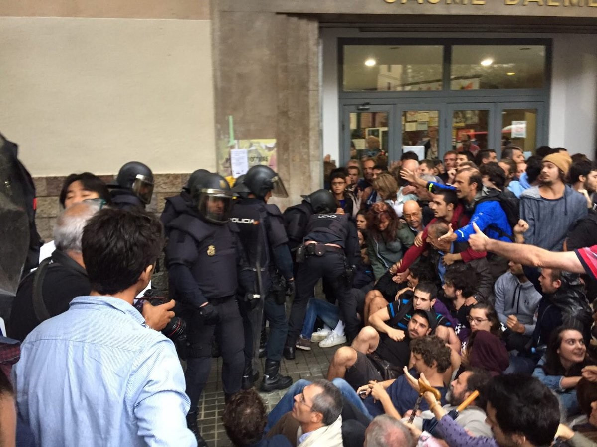 Archivo - Agentes de la policía en el INS Balmes de Barcelona el 1-O