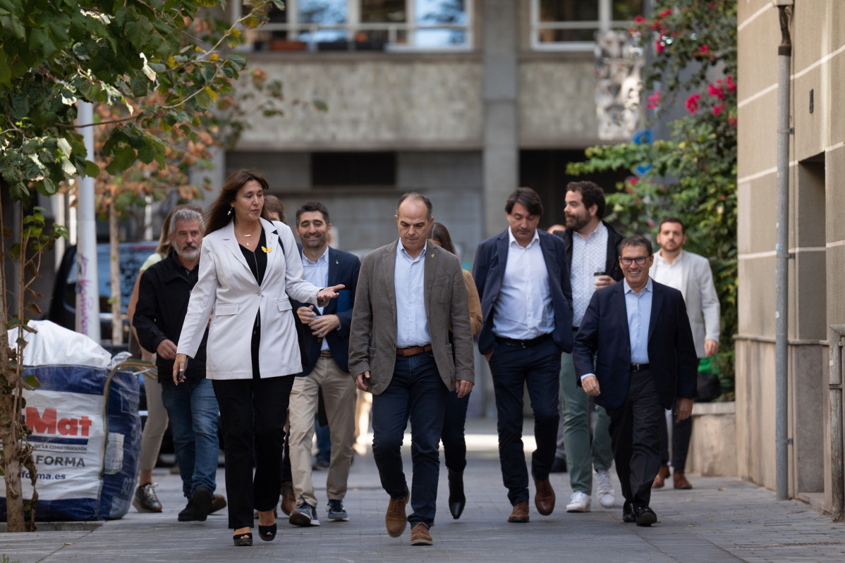 La presidenta de Junts, Laura Borràs (2i); el exvicepresidente del Govern Jordi Puigneró (2i), y el secretario general de Junts, Jordi Turull (c); a su llegada a la reunión de la Ejecutiva, a 3 de 