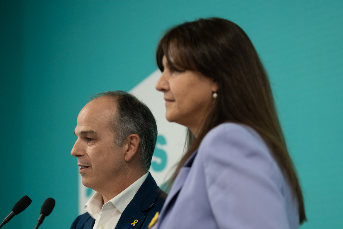 El secretario general de Junts, Jordi Turull, y la presidenta de Junts, Laura Borràs, comparecen tras una reunión en la sede de Junts per Catalunya, a 29 de septiembre de 2022, en Barcelona, Catalu