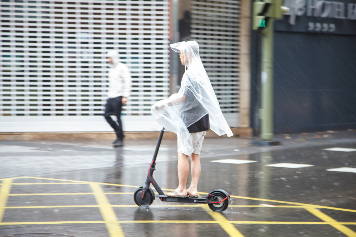 Una persona circula con un patinete bajo la lluvia, a 25 de septiembre de 2022, en Las Palmas de Gran Canaria, Canarias (España). El Gobierno de Canarias ha pedido evitar desplazamientos durante este