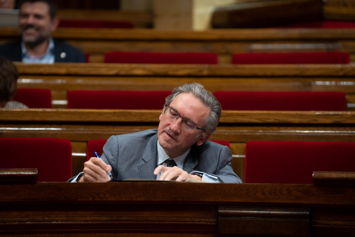 El conseller de Economía y Hacienda de la Generalitat, Jaume Giró, durante una sesión plenaria en el Parlament de Catalunya, a 6 de octubre de 2022, en Barcelona, Cataluña (España). Durante el pl