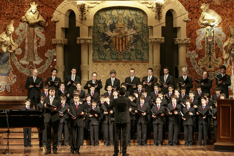 La Escolanía de Montserrat llena el Palau de la Música con un concierto solidario