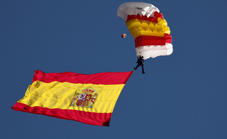 El paracaidista del Ejército del Aire se hace un lío con la bandera mientras volaba